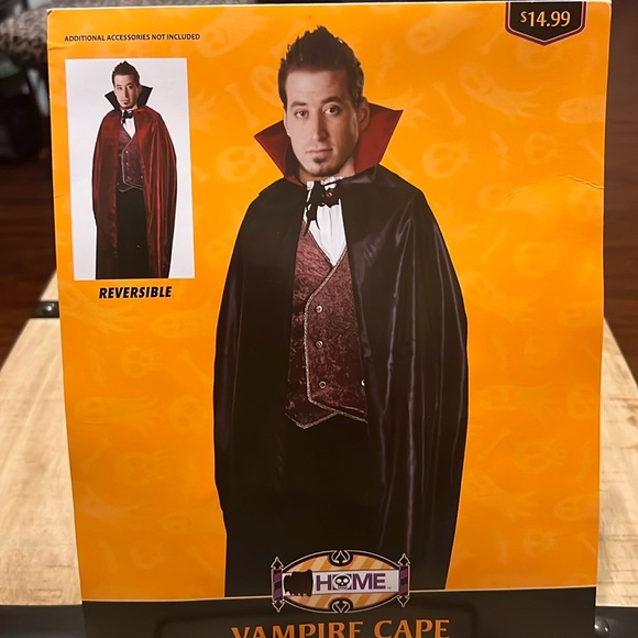 Reversible red and black vampire cape - Picture 1 of 2